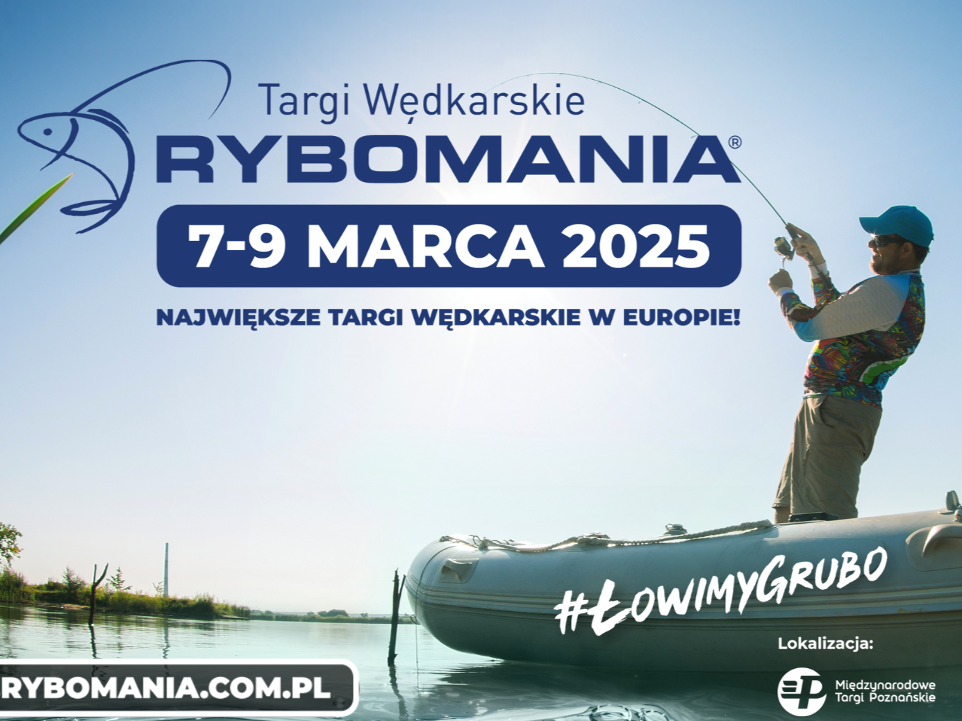 Informacje o targach wędkarskich rybomania, po prawej mężczyzna w pontonie mocno trzyma wędkę.