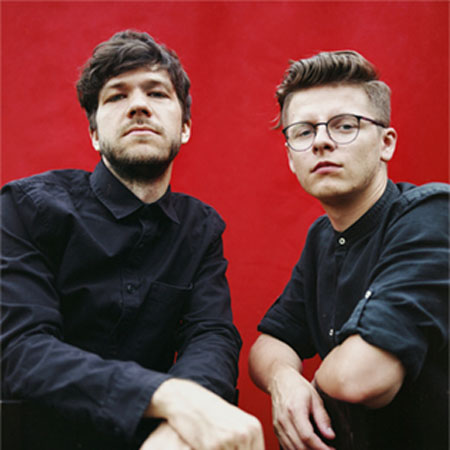 The Bullseyes. Daj mężczyźni siedza obok siebie.