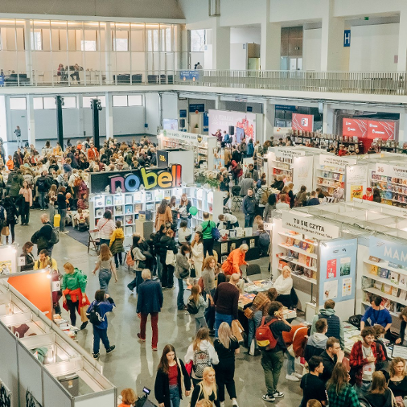 Tłum ludzi spacerująćych na targack książki.