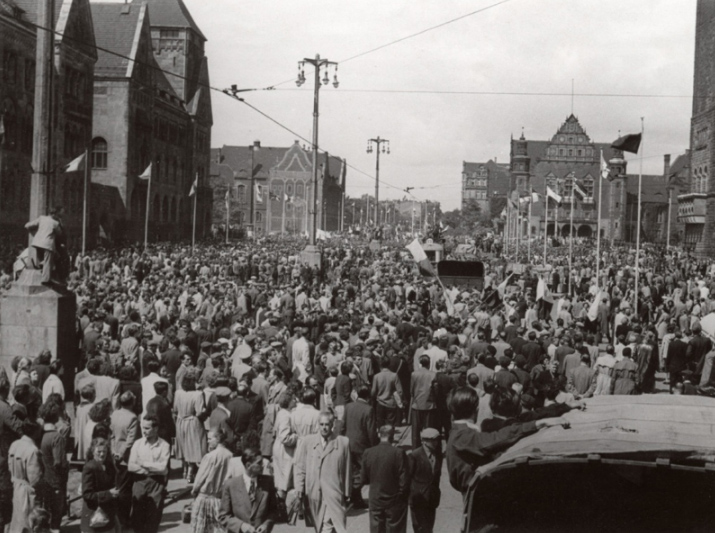 Stara, archiwalna fotografia. Tłuma na obecnym placu Mickiewicza