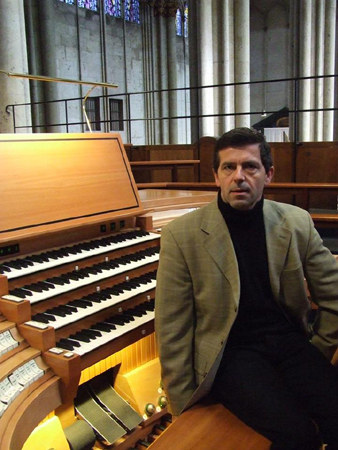 Tomasz Glanc przy organach