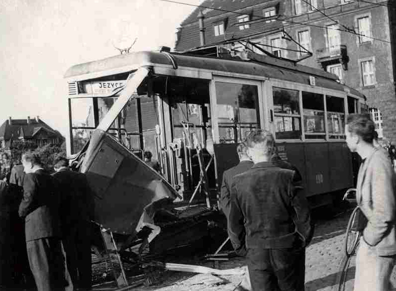 Stara fotografia: Ludzie i tramwaj