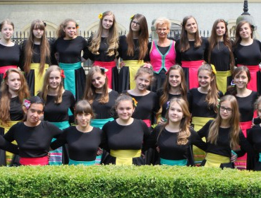Na zdjęciu dzięwczeta z chóry SKOWRONKI
