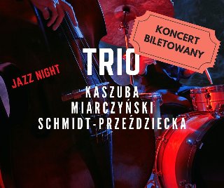 Zdjęcie przedstawia plakat koncertu jazzowego. Przedstawia trio muzyków występujących na scenie. Muzycy grają na kontrabasie, perkusji i fortepianie. Plakat jest czerwono-czarny i zawiera duży bilet z napisem "KONCERT BILETOWAN". Plakat zawiera również nazwiska muzyków: Kaszuba, Miarczyński i Schmidt-Przeździecka. Całość oddaje dynamiczną i żywą atmosferę występu jazzowego na żywo.