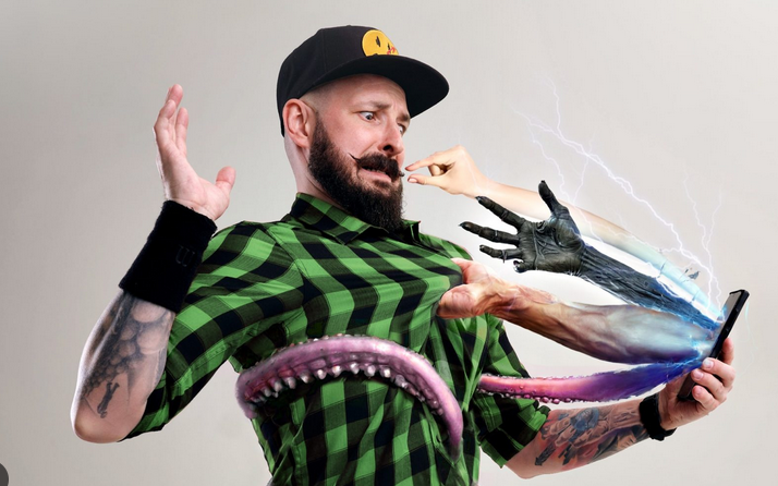 Plakat zapowiada nowy program stand-up Adama Van Bendlera zatytułowany "Ultimatum". Artysta w zielonej koszuli w kratę i czapce z daszkiem jest wciągany przez smartfona, z którego wyrastają macki i demoniczne dłonie. Kompozycja utrzymana jest w jasnej kolorystyce z wyraźnymi napisami w kolorach pomarańczowym i zielonym.