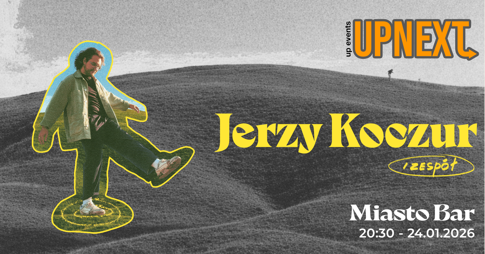 Plakat promujący koncert w ramach UP Next 2026. Na szarym zdjęciu, które przedstawia górzystą łąkę, kolorowe zdjęcie mężczyzny.