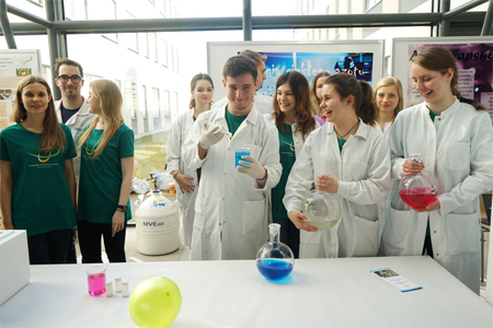 młodzież w laboratorium