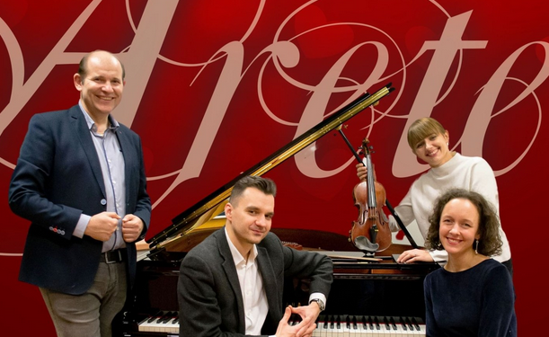 Grupa artystów - muzyków przy instrumentach na czerwonym tle.