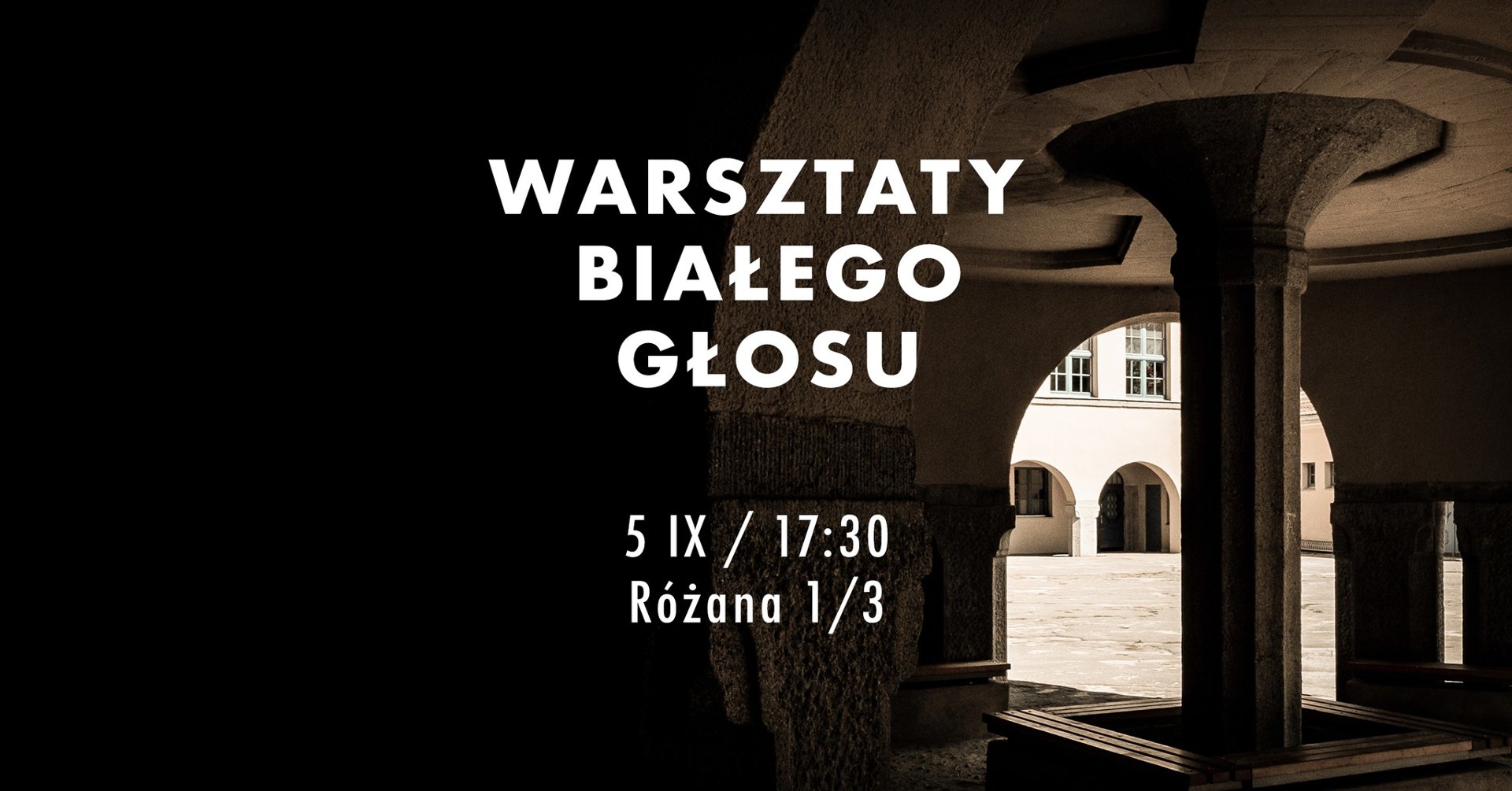Widok na dziedzinec szkoły, informacje o warsztatach białego głosu.
