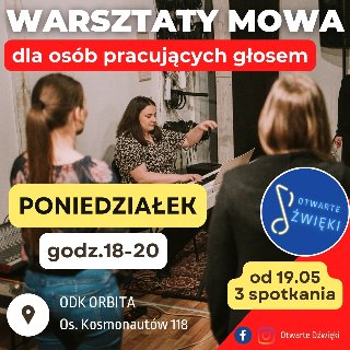 Grupa osób podczas warsztatów z emisji głosu mówionego. Na zdjęciu napisy, które informują o wydarzeniu.