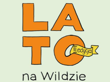 Rysunkowy, kolorowy napis o treści Lato na Wildzie.