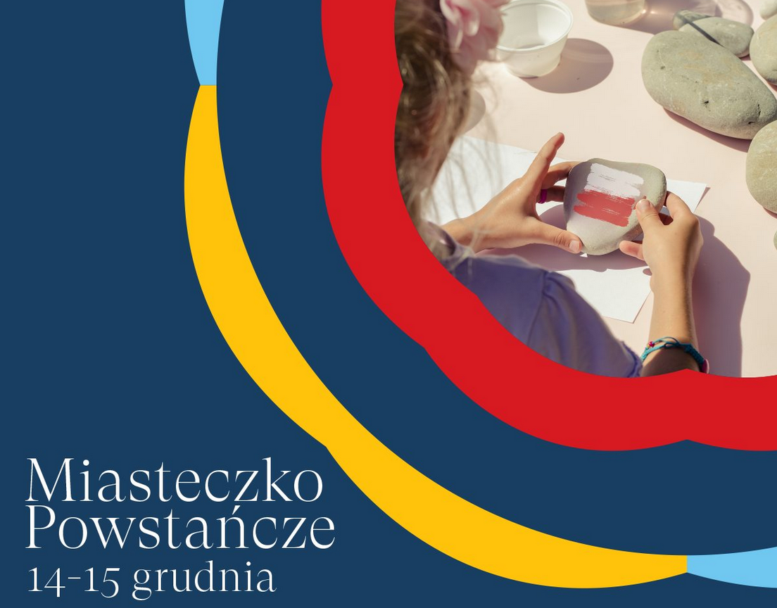 Plakat promujący warsztaty malowania kamieni w Miasteczku Powstańczym. W prawym, górnym narożniku zdjęcie rąk, które malują na kamieniu flagę Polski. Granatowe tło obok czerwone, żółte i niebieskie wstęgi.