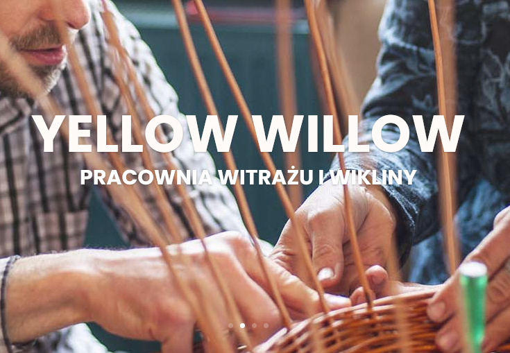 Dwch mężczyzn zaplata kosz wiklinowy. Zbliżenie na ich ręce.