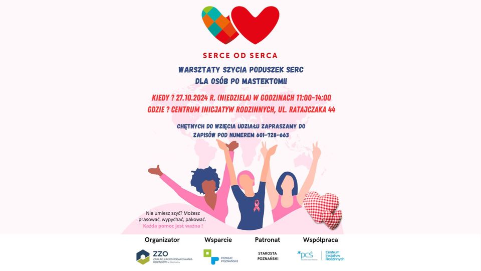 Zdjęcie to plakat warsztatów dotyczących tworzenia poduszek w kształcie serca dla kobiet po mastektomii. Na plakacie widnieją trzy kobiety z uniesionymi w górę rękami oraz logo w kształcie serca na górze. Tekst na plakacie zawiera informacje o dacie, godzinie i miejscu warsztatów.