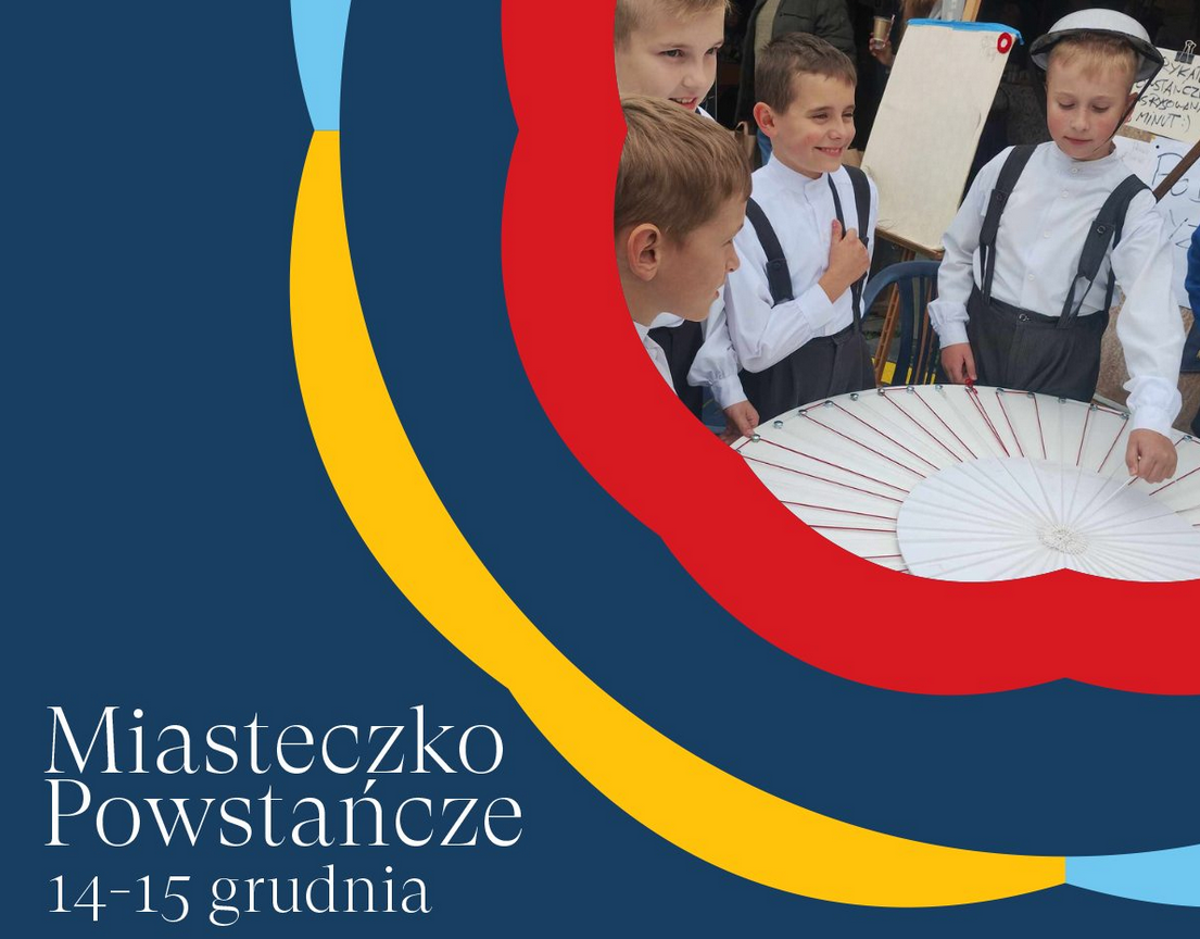 Plakat promujący warsztaty tkackie w Miasteczku Powstańczym. W prawym, górnym narożniku zdjęcie dzieci, które uczą się tkania.Granatowe tło obok czerwone, żółte i niebieskie wstęgi.