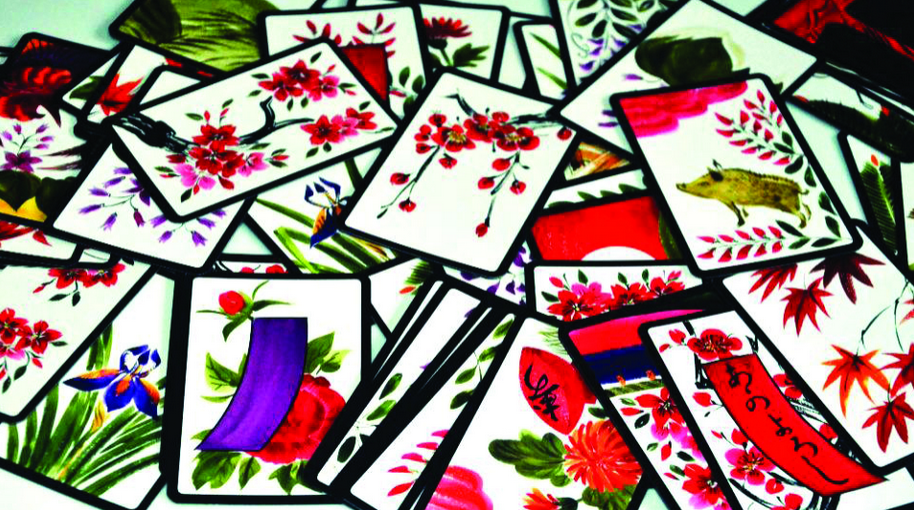 Stos kartek pokryte orientalnymi, kolorowymi wzorami roślin i zwierząt.