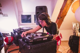 DJ podczas muzycznego występu.