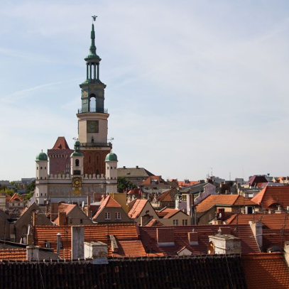 Widok na dachy poznańskiego starego miasta z dominującą wieżą ratusza.