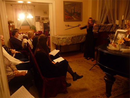 Skrzypaczka i słuchacze w salonie, fortepian.