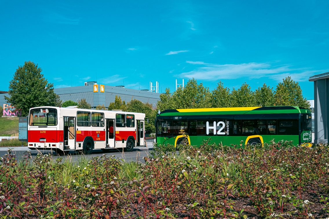 Stary i nowy autobus stoją na dziedzińcu Międzynarodowych Targów Poznańskich.