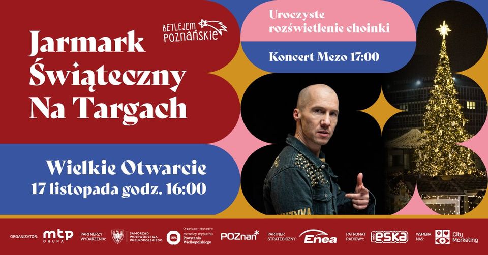 Obraz to plakat jarmarku bożonarodzeniowego w Poznaniu, w Polsce. Na plakacie znajduje się duże, oświetlone drzewo bożonarodzeniowe, mężczyzna w czarnej skórzanej kurtce i tekst "Jarmark Świąteczny Na Targach". Na plakacie widnieją również daty i godziny wydarzeń jarmarku, w tym uroczyste otwarcie, koncert artysty Mezo i zapalenie choinki. Obecne są również loga organizatorów wydarzenia, sponsorów i partnerów.