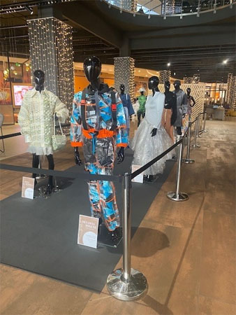 Wystawa ekologicznych ubrań na manekinach w holu Avenidy.