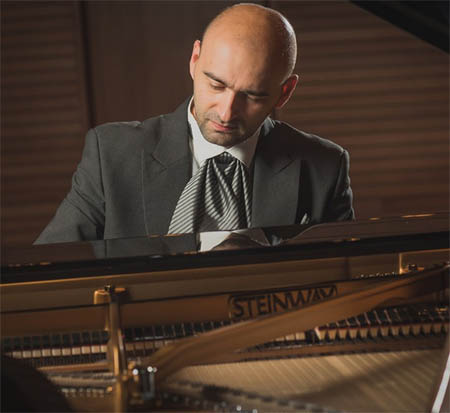 Wojciech Waleczek gra na fortepianie.