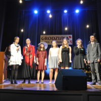 wokaliści ze Studium Piosenkarskiego na scenie