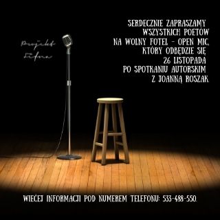 Zdjęcie promuje wydarzenie, na którym poeci mogą zaprezentować własne utwory. Znajdują się na nim mikrofon na statywie oraz taboret, będące jedynym oświetlonym punktem na ciemnym tle.