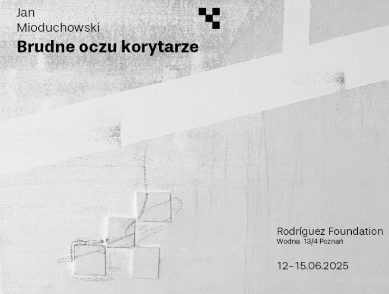 Abstrakcyjny plakat w biało szarawej kolorystyce linie i kawdraty, oraz napisy informujące o wystawie Jana Mioduchowskiego.