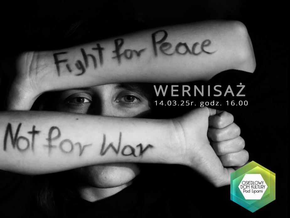 Czarno - biała fotografia twarzy zakrytej rękoma, widać tylko oczy. Na rękach czarne napisy "Fight for Peace" i "Not for War".