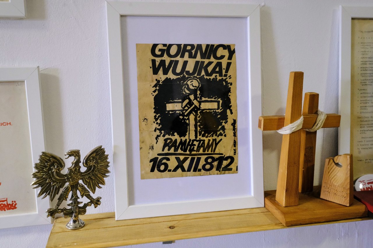 Elementy związane z wybuchem stanu wojennego, plakat upamiętniający Górników Wujka, dwa drewniane krzyże, statuetka orła.