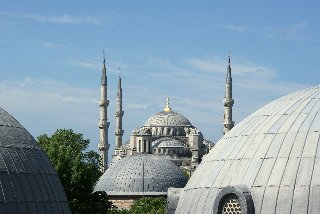 Zdjęcie przedstawia widok na kopułę obiektu Hagia Sofia.