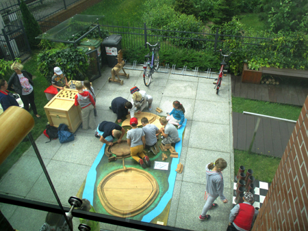 zabawa drewnianą makietą grodu poznańskiego