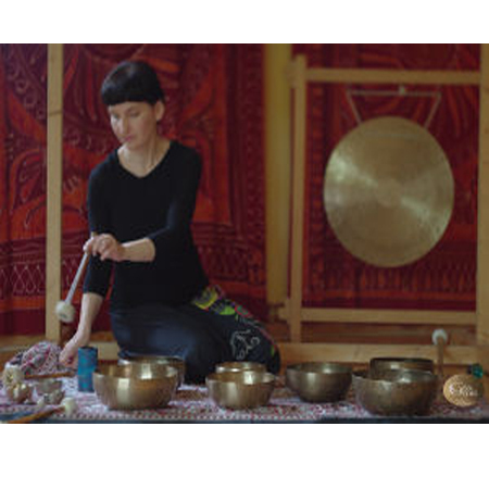 Kobieta w trakcie koncertu na misach