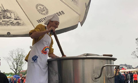 Kucharz gotuje zupę w wielkim garnku