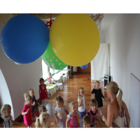 Grupa dzieci i animatorka w bawialni