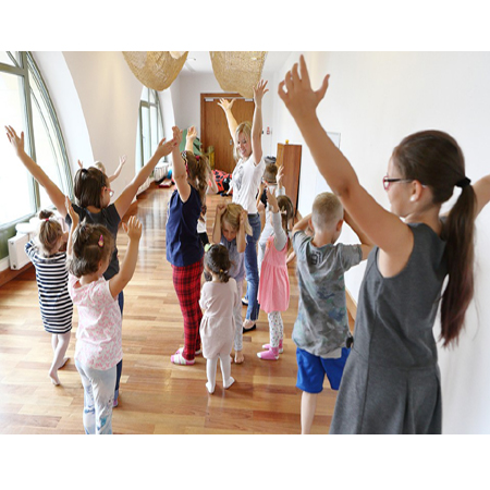 Dzieci w trakcie warsztatów z osobą prowadzącą