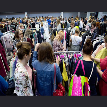 Uczestniczki targów wybierają ubrania