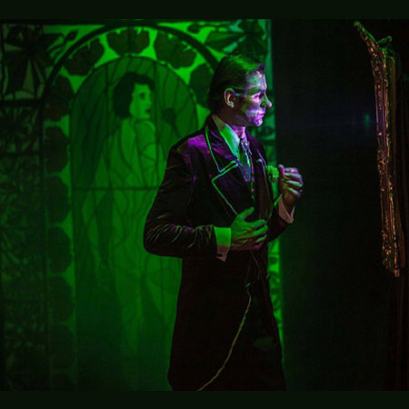 Zdjęcie aktora w trakcie spektaklu