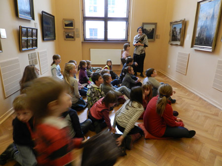 Dzieci siedzące na podłodze