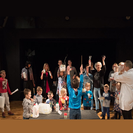 Grupa dzieci z animatorką na scenie