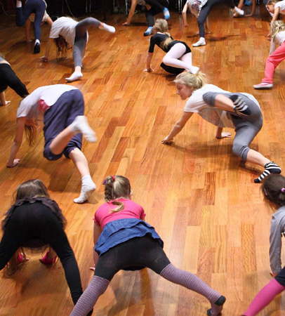 Grupa dzieci, które wykonują różne ćwiczenia fizyczne