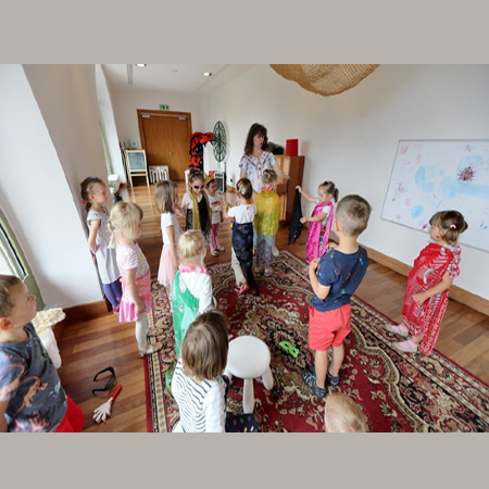 Grupa dzieci z animatorką w bawialni