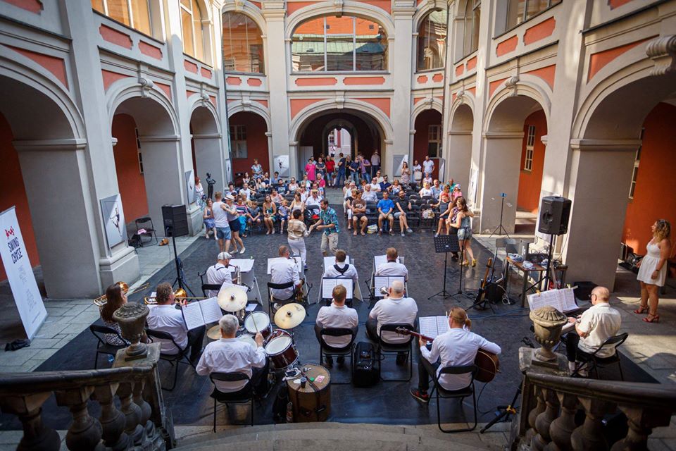 Grupa artystów na dziedzińcu Szkoły Baletowej w Poznaniu