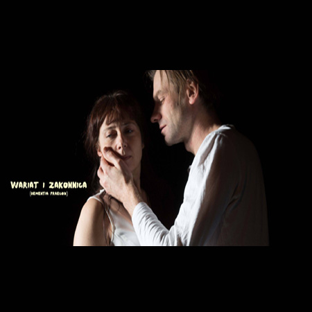 Aktorzy w trakcie spektaklu: mężczyzna dotyka lewą dłonią twarzy kobiety i patrzy na nią. Po lewej białe napisy z tytułem spektaklu