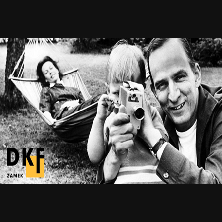 Czarno-białe zdjęcie Ingmara Bergmana, prawdopodobnie z córką i żoną