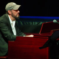 zdjęcie artysty przy Hammondzie B3.