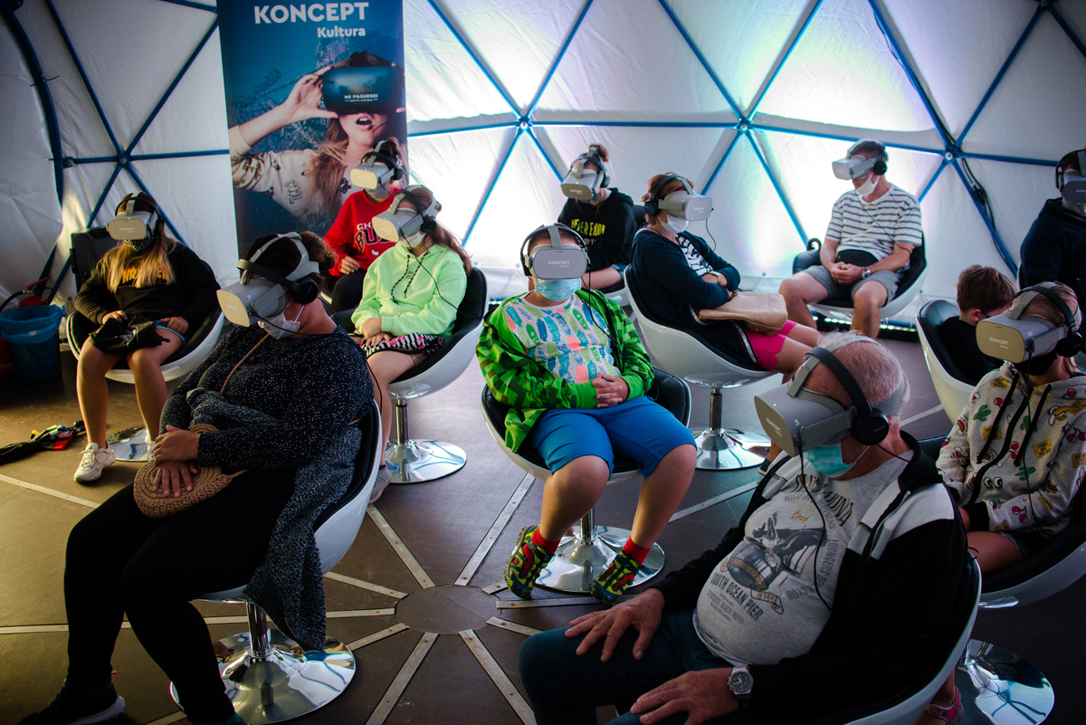 Na zdjęciu grupa ludzi siedząca na fotelach w okularach do oglądania projekcji 3D.