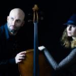 Na zdjęciu mężczyzna i kobieta trzymający kontrabas.